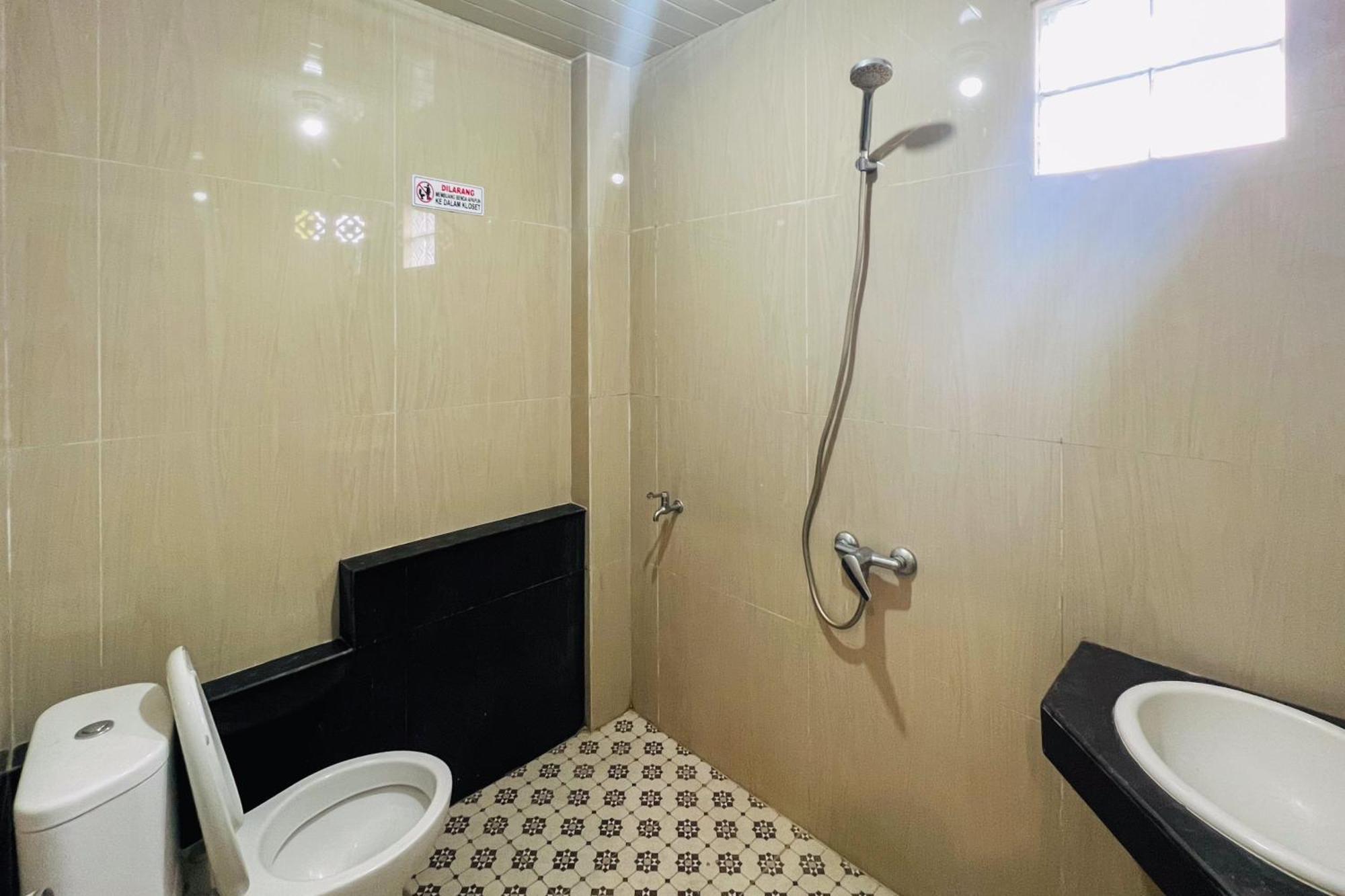 Teratai Residence Mitra Reddoorz Medan Kültér fotó